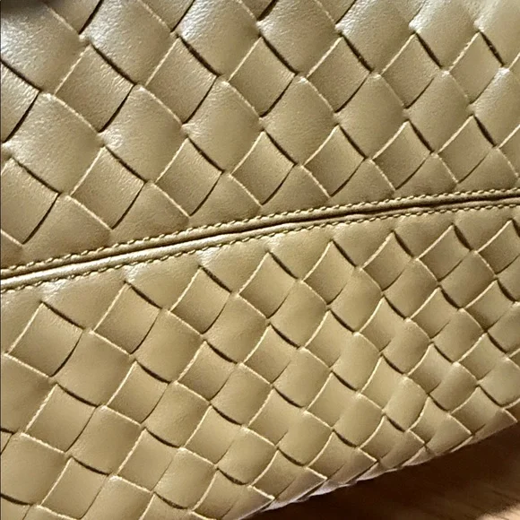 Elegant Tan Woven Handbag - Picture 3 of 9